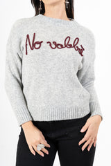 modella indossando Maglione girocollo “No vabbè” in misto lana ricamato colore Grigio-Bordeaux Unica