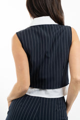 modella indossando Gilet gessato con camicia incorporata in cotone colore