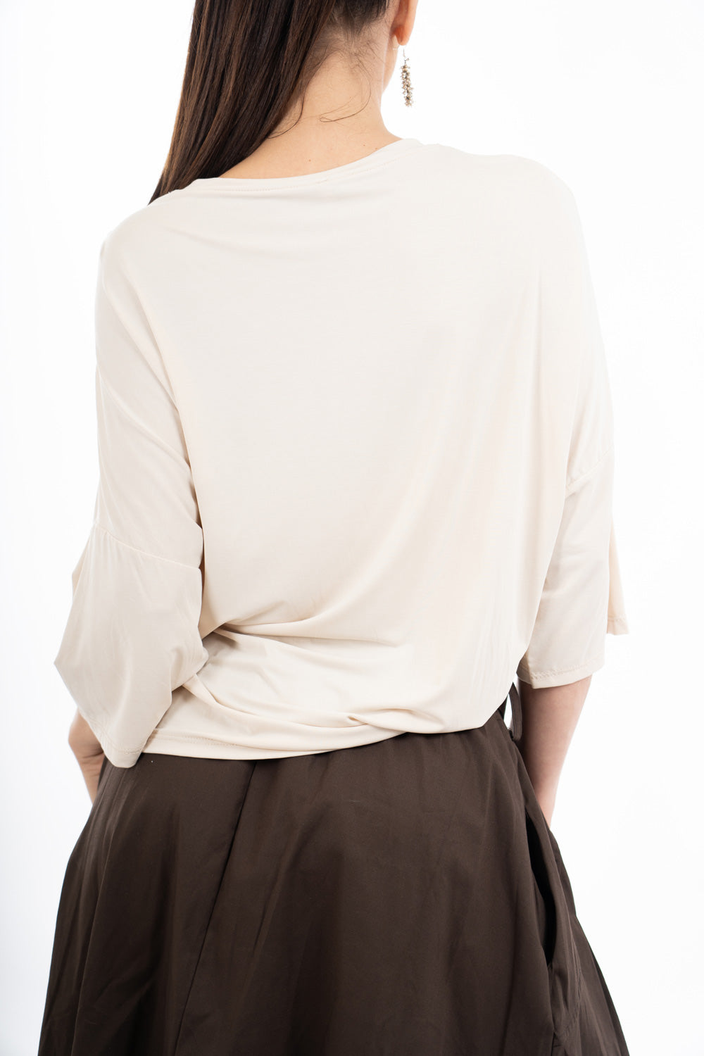 modella indossando Maglia ampia in modal elasticizzato con spalla scesa e manica morbida colore