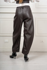 modella indossando Pantalone Belgrave barrel in ecopelle colore