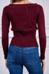 modella indossando Maglia Solenne scollo spalle colore