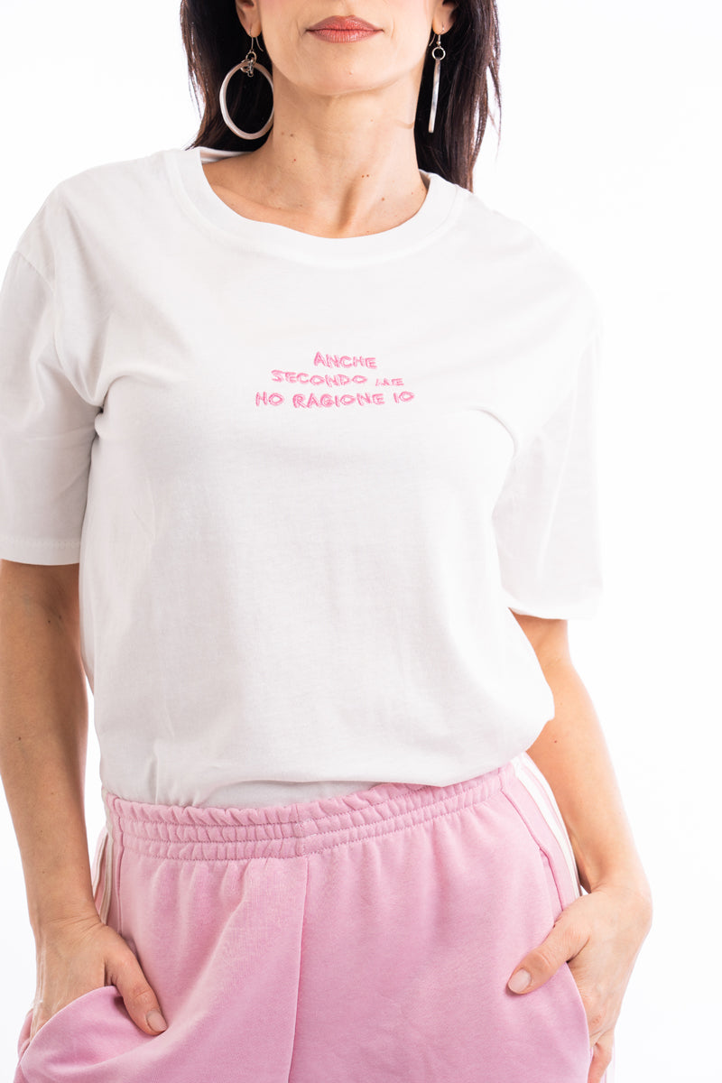 modella indossando T-shirt scritta “Anche secondo me ho ragione io” colore Bianco-Rosa Unica