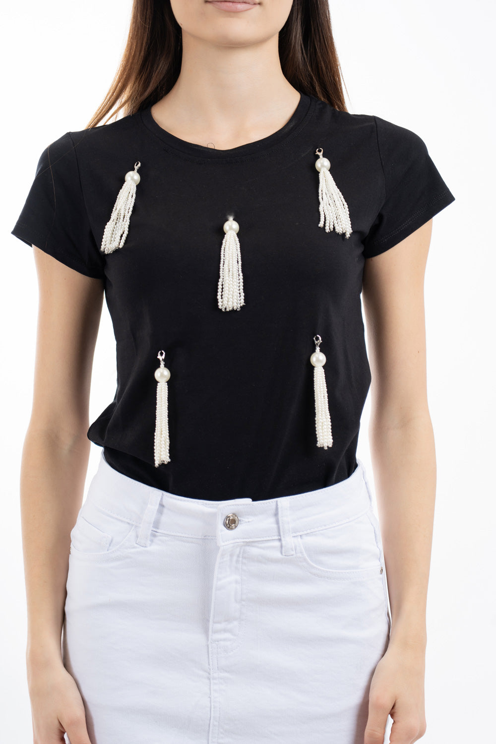 modella indossando T-shirt con pendenti perle removibili in cotone elasticizzato colore Nero Unica