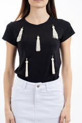 modella indossando T-shirt con pendenti perle removibili in cotone elasticizzato colore Nero Unica