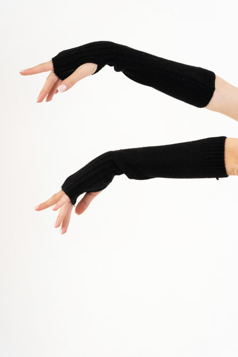 modella indossando Manicotti SoftWarm in misto lana e viscosa colore