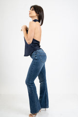 Jeans flare aderente in denim elasticizzato con fondo a zampa.