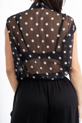 modella indossando Blusa in georgette a pois con scollo incrociato e pizzo interno colore