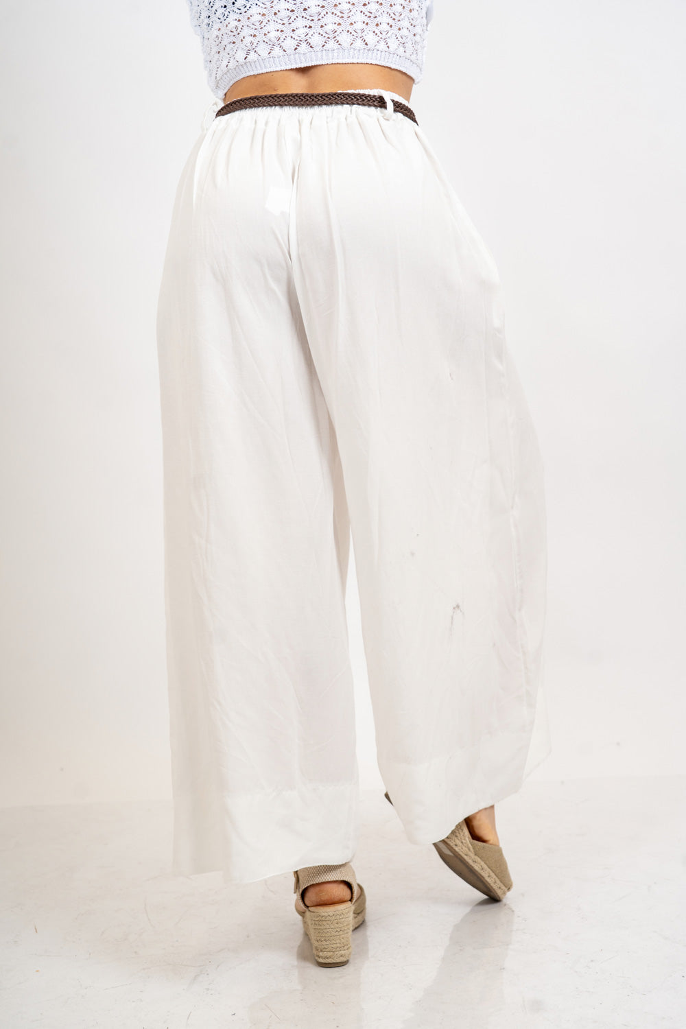 Pantalone balloon cropped in misto lino con cintura intrecciata.