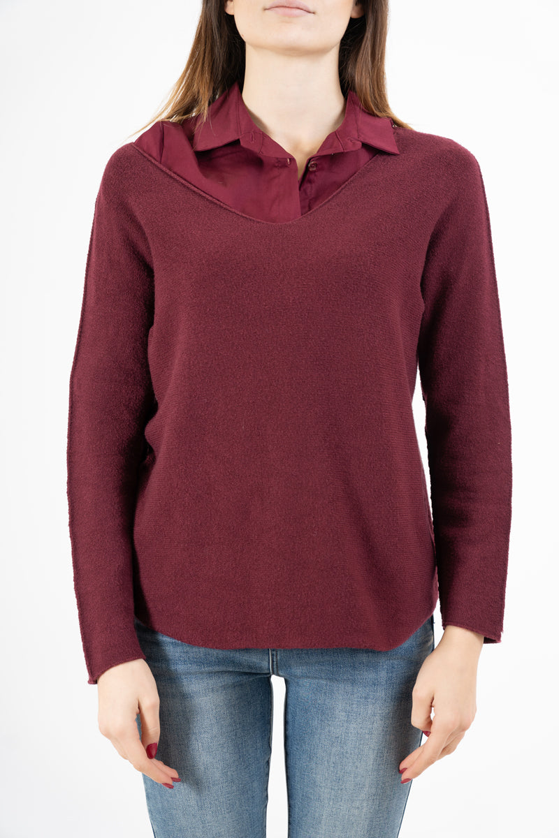modella indossando Maglia over con scollo a V e orlo stondato in viscosa colore Bordeaux Unica