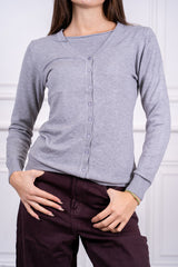 modella indossando Cardigan Elowen scollo V colore