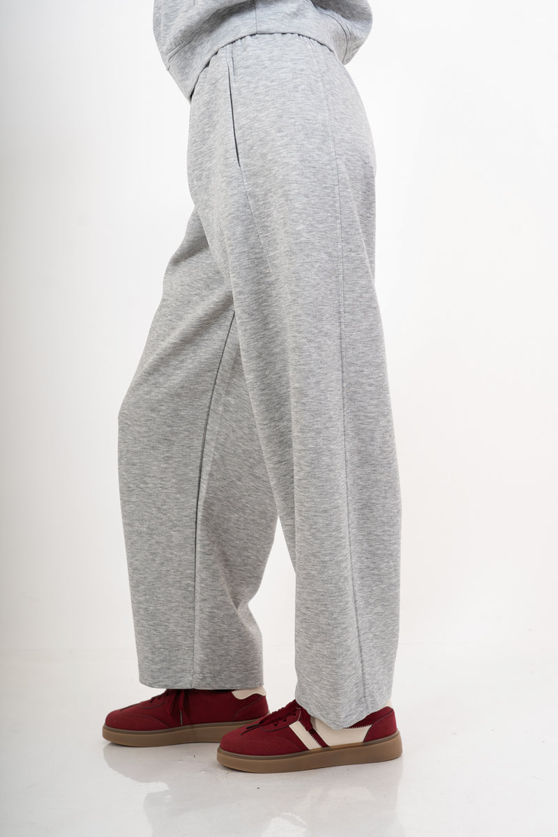 modella indossando Pantalone palazzo felpa con elastico colore