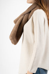 modella indossando Stola in eco-pelliccia morbida colore