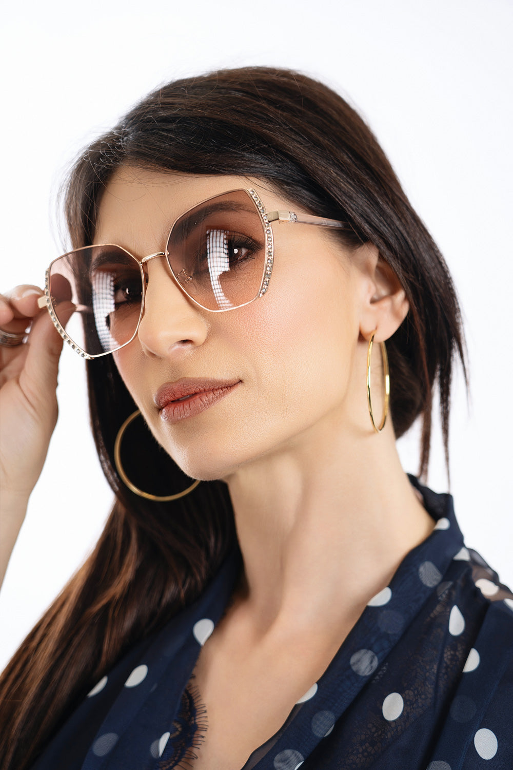 modella indossando Occhiali da sole con montatura sottile e strass laterali UV400 colore Ambra-Fumè