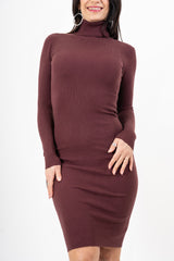 modella indossando Abito midi in maglia a collo alto in viscosa elasticizzata colore