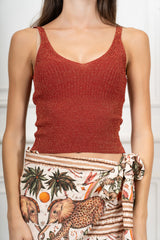 modella indossando Top scollo V in maglia lurex a costine colore