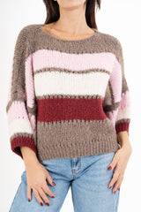 modella indossando Maglione ColorWave a righe in misto lana colore Fango Unica