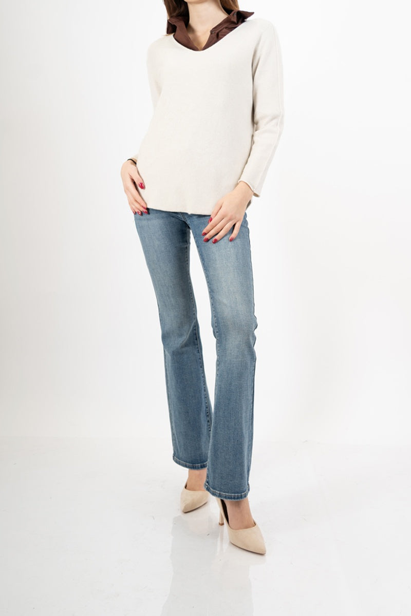 modella indossando Maglia over con scollo a V e orlo stondato in viscosa colore