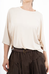 modella indossando Maglia ampia in modal elasticizzato con spalla scesa e manica morbida colore Beige Unica