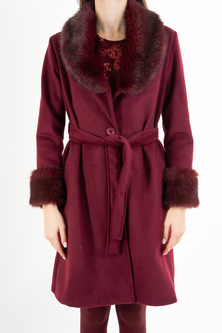 modella indossando Cappotto in panno rigato Bordeaux con collo in pelliccia colore