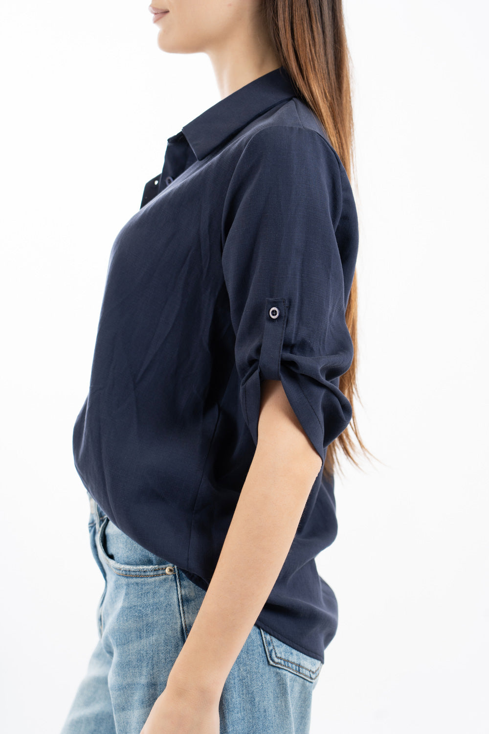 modella indossando Camicia in Tencel fluido con manica 3/4 regolabile e vestibilità morbida colore