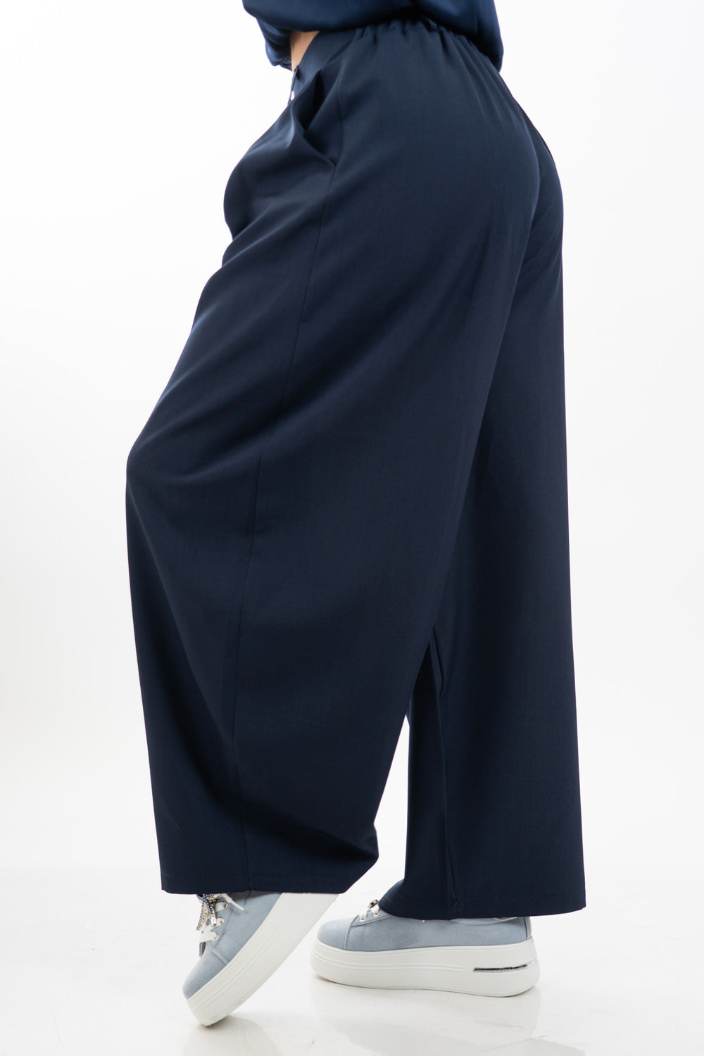 modella indossando Pantalone balloon in poliviscosa con pinces colore