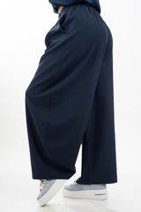 modella indossando Pantalone balloon in poliviscosa con pinces colore