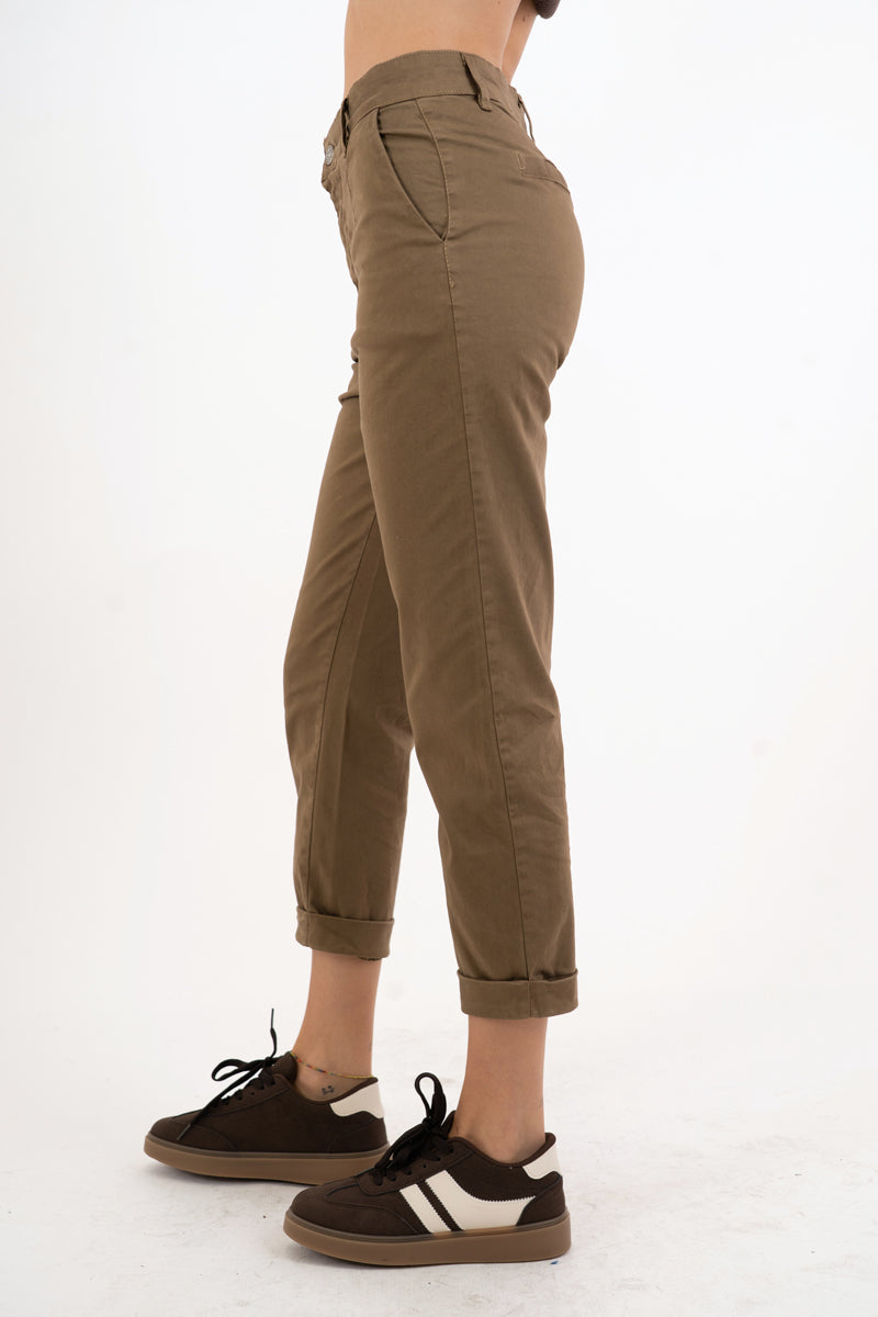 modella indossando Chinos Camel Style colore