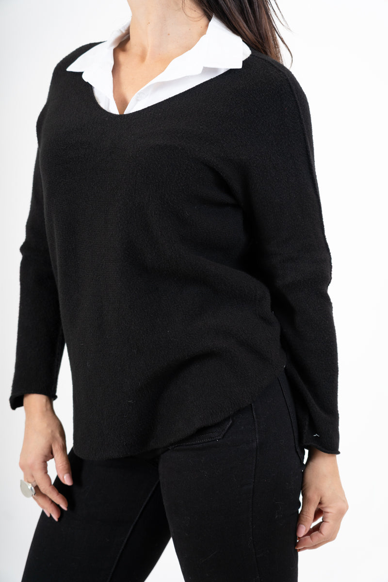 modella indossando Maglia over con scollo a V e orlo stondato in viscosa colore