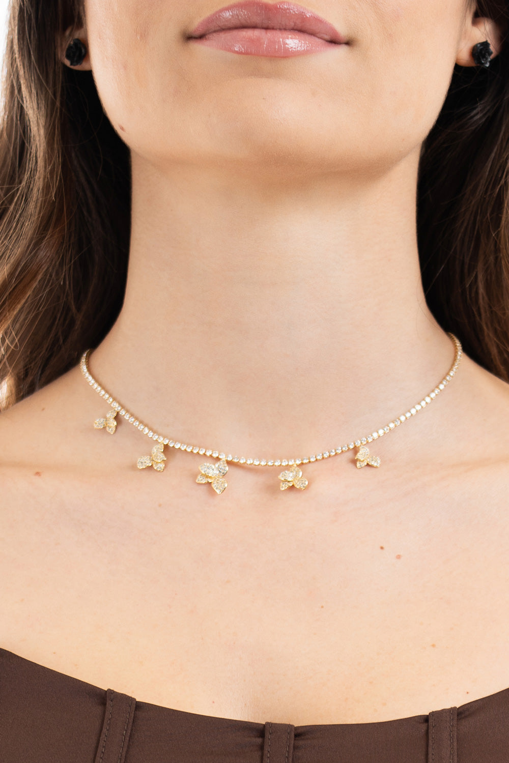 modella indossando Collana tennis con foglioline pendenti in strass colore Oro Unica