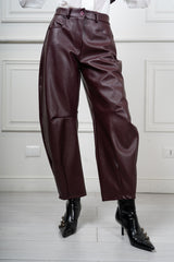 modella indossando Pantalone Belgrave barrel in ecopelle colore