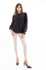 modella indossando Leggings cavallerizza a vita alta in maglina elasticizzata Avorio colore