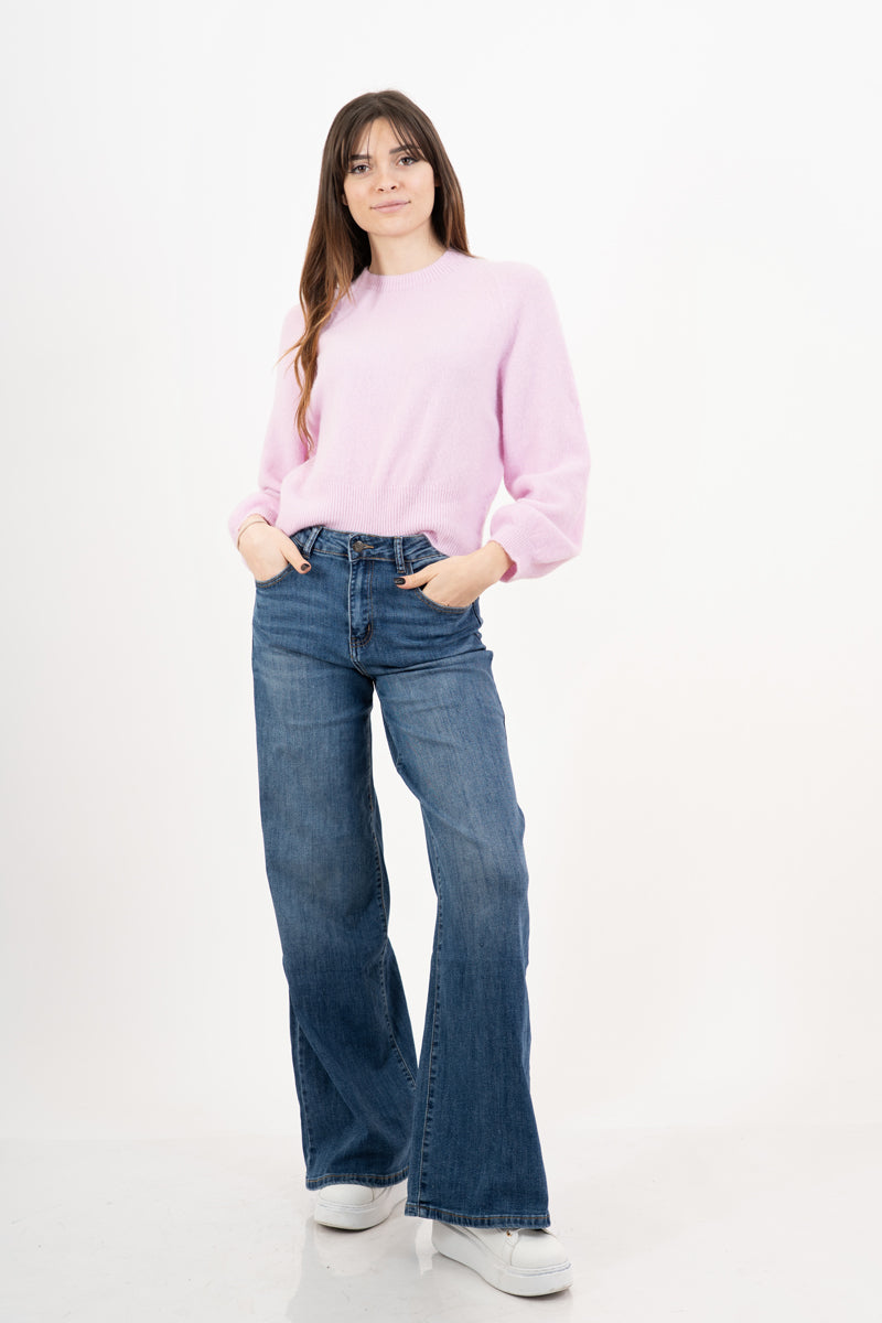 modella indossando Maglione morbido con manica ampia e bordo a costine colore