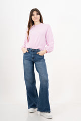 modella indossando Maglione morbido con manica ampia e bordo a costine colore