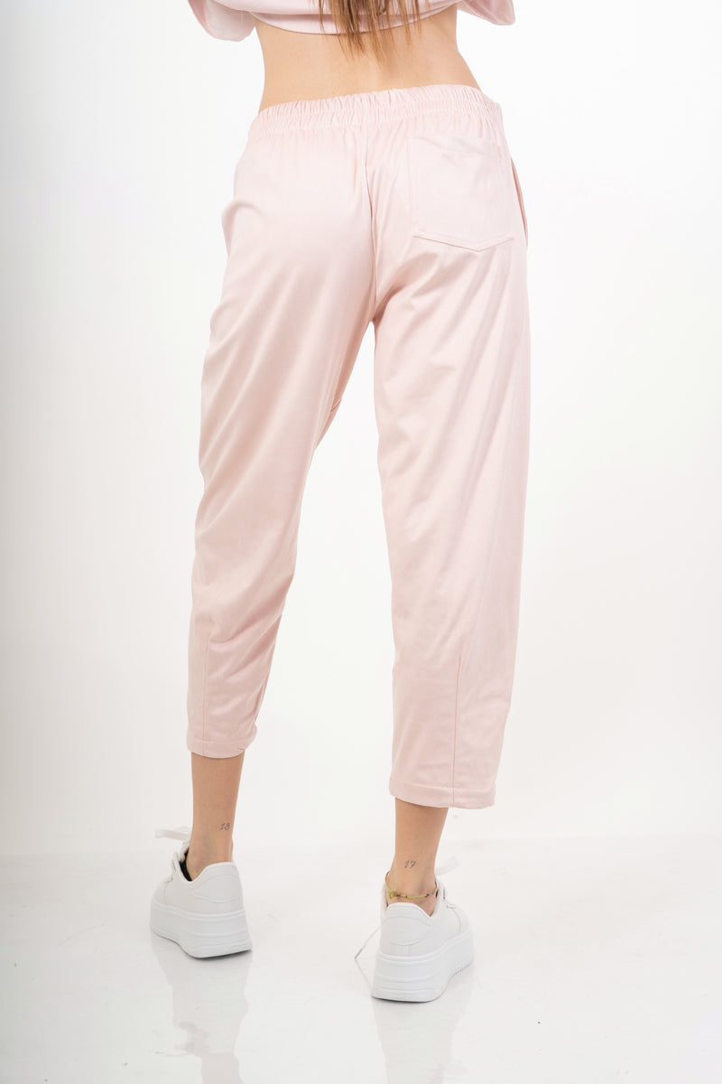 modella indossando Pantalone cropped in tessuto effetto dainetto elasticizzato colore