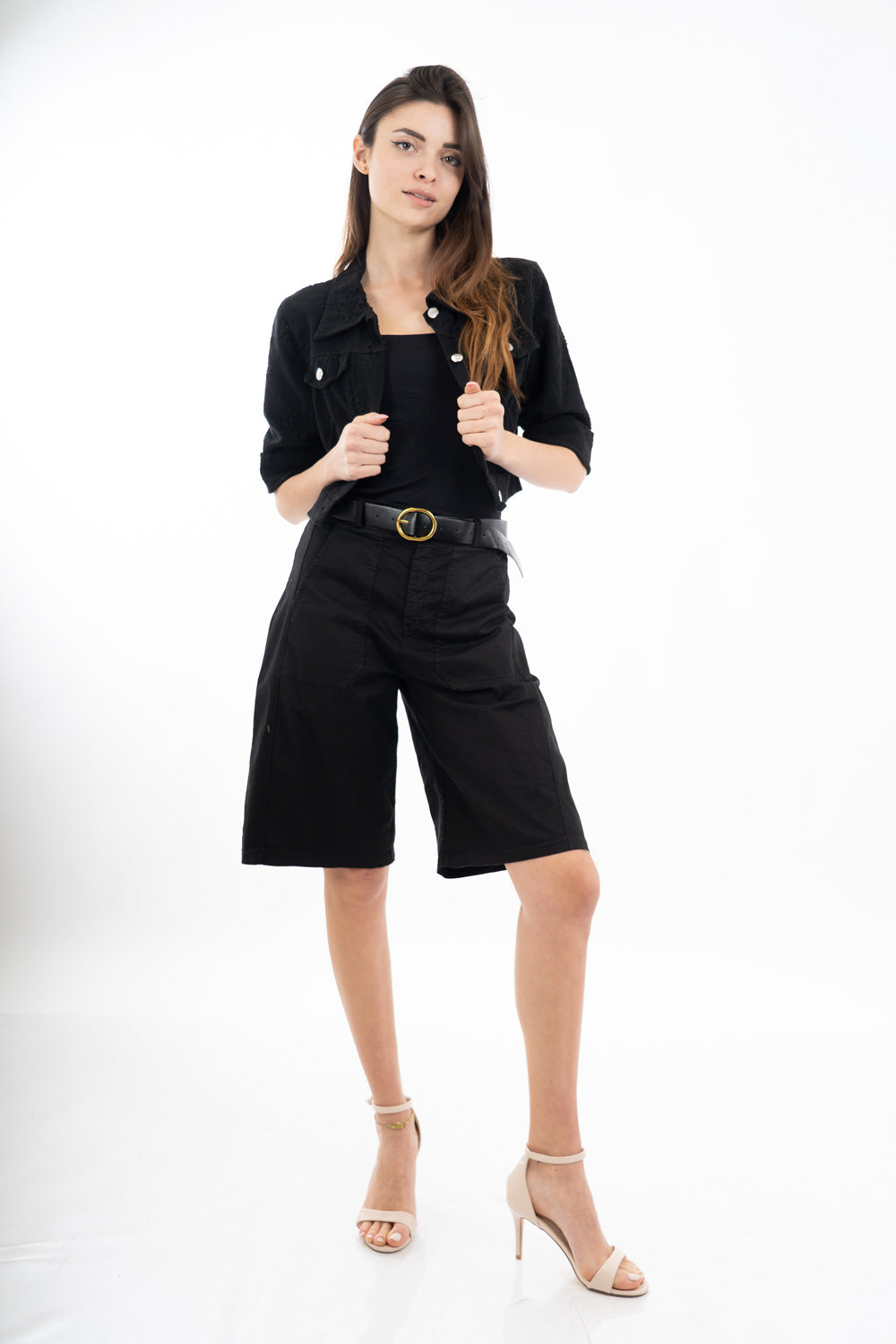 modella indossando Giacca crop in cotone stile denim con ricamo traforato e bottoni metallici colore