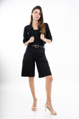 modella indossando Giacca crop in cotone stile denim con ricamo traforato e bottoni metallici colore