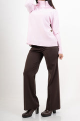 modella indossando Maglione over con collo alto in filato morbido e caldo colore