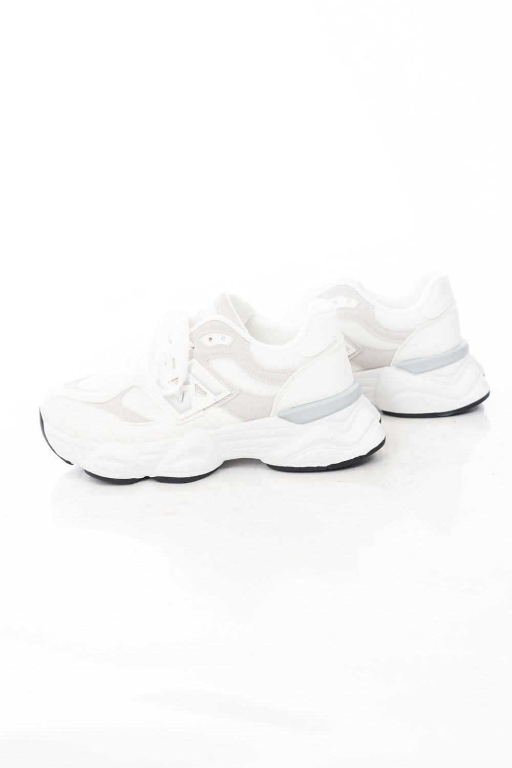 modella indossando Sneakers bianche platform in mesh con logo laterale e suola chunky colore