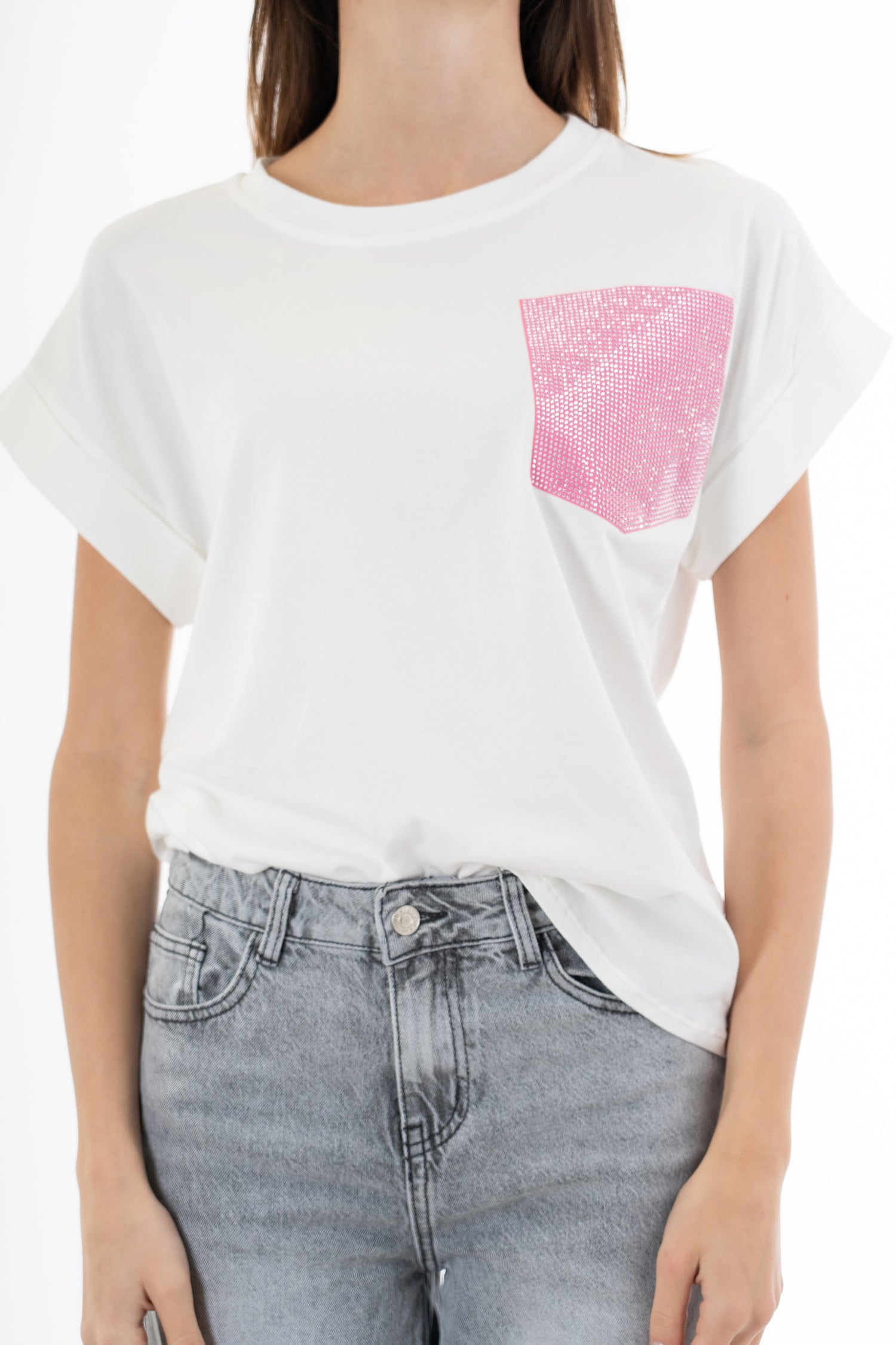 modella indossando T-shirt in cotone elasticizzato con taschino gioiello in strass colore Bianco Unica