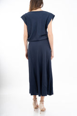 modella indossando Completo donna maglia con scollo morbido e gonna svasata in viscosa colore