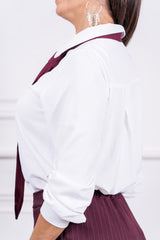 modella indossando Camicia Kensington con cravatta borgogna colore