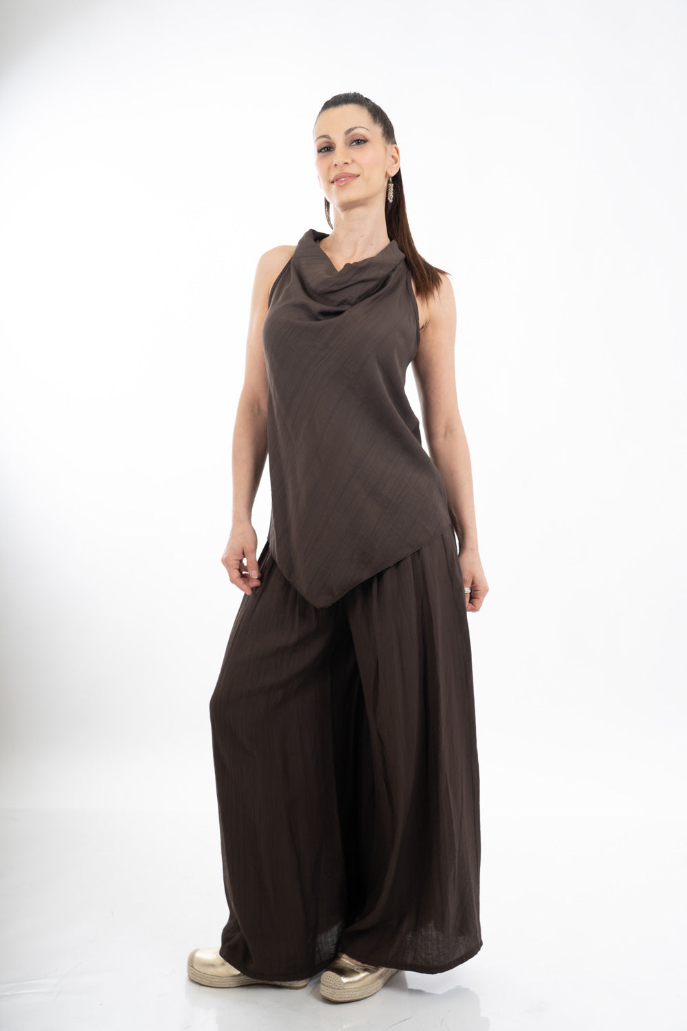 modella indossando Top lungo a fazzoletto con scollo sciallato in viscosa EasyWave no stiro colore Marrone Unica