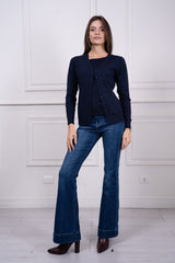 modella indossando Cardigan Elowen scollo V colore