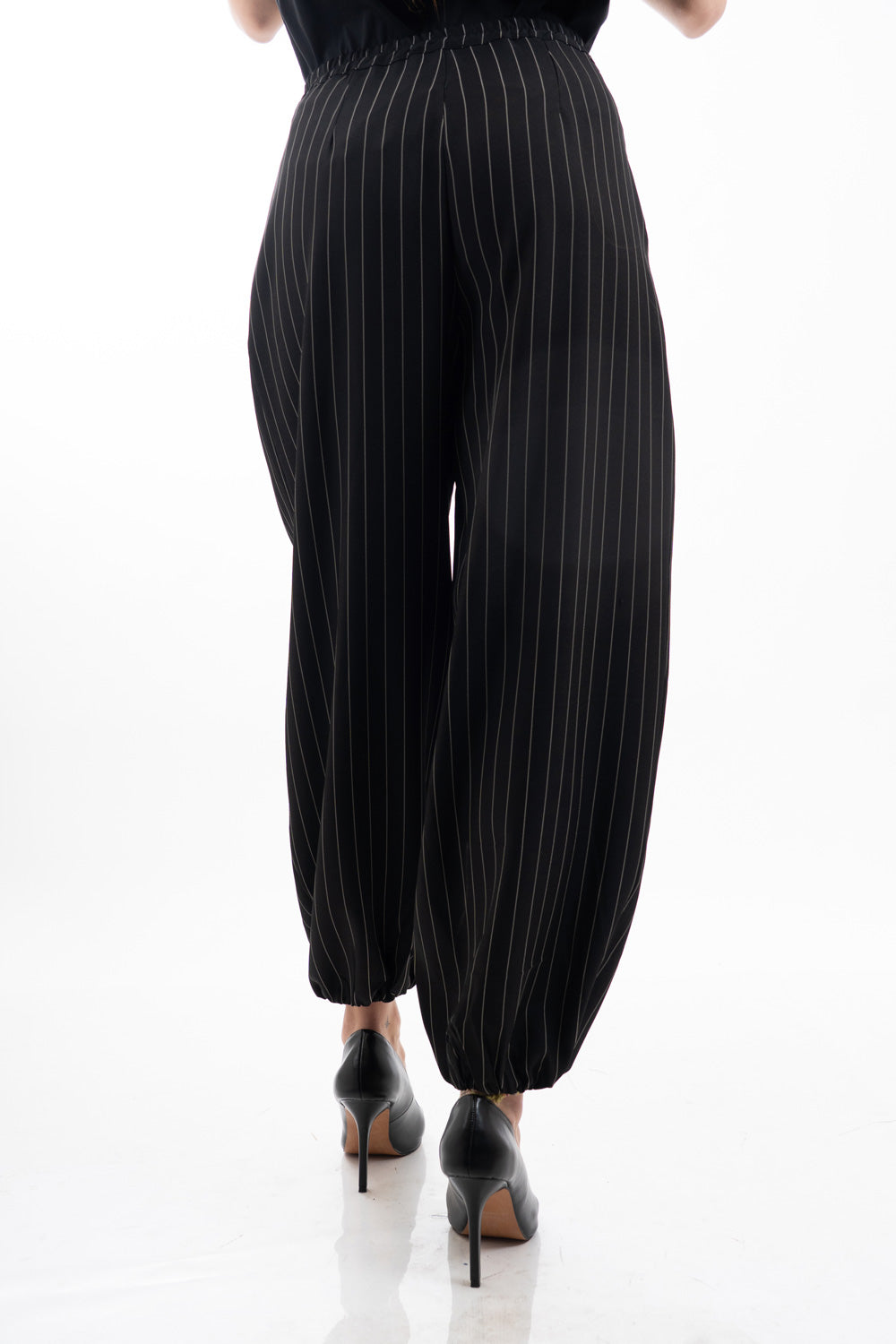 modella indossando Pantalone carrot gessato con pinces e fondo elasticizzato colore