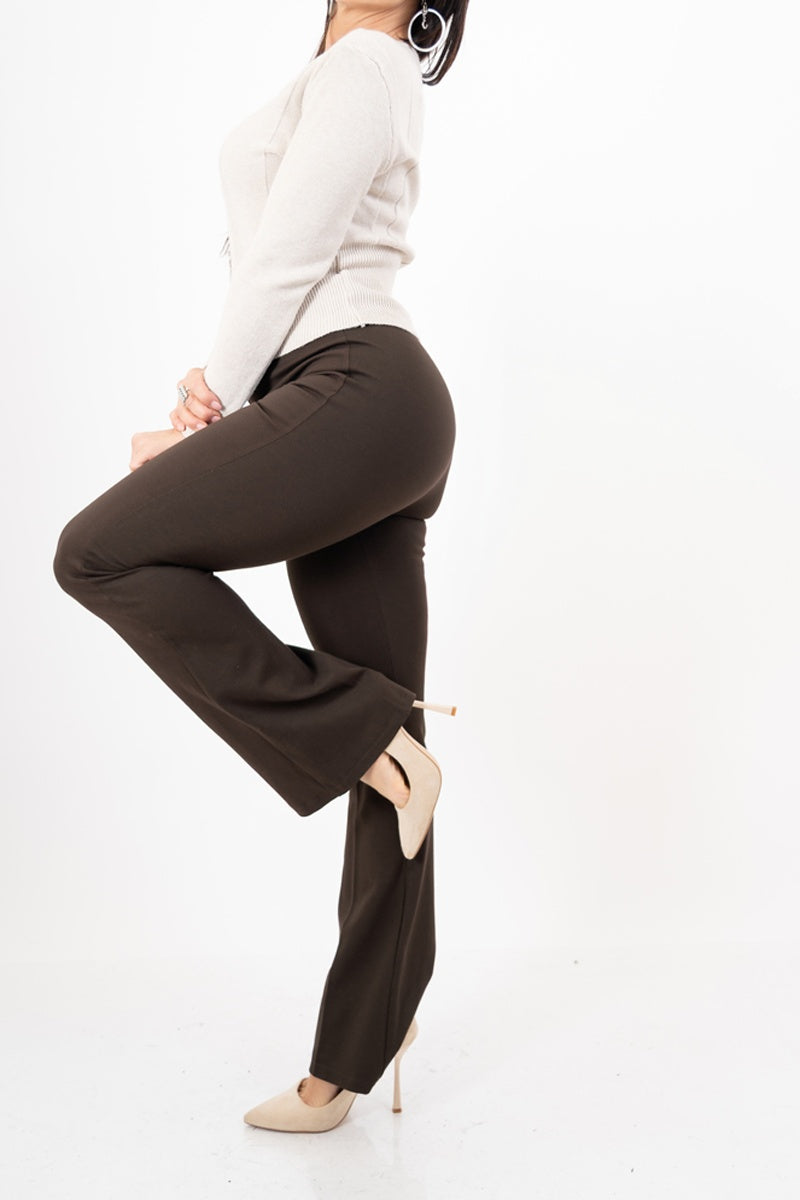 modella indossando Pantalone donna punto Milano marrone elasticizzato a zampetta vita alta colore Marrone