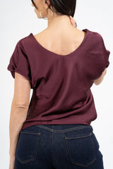 modella indossando Blusa effetto raso cangiante con scollo V e manica con cucitura interna colore