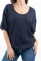 modella indossando Blusa ampia in viscosa jacquard con manica a pipistrello e scollo posteriore colore