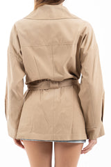 modella indossando Trench corto con fusciacca in tela tecnica morbida e tasche applicate colore