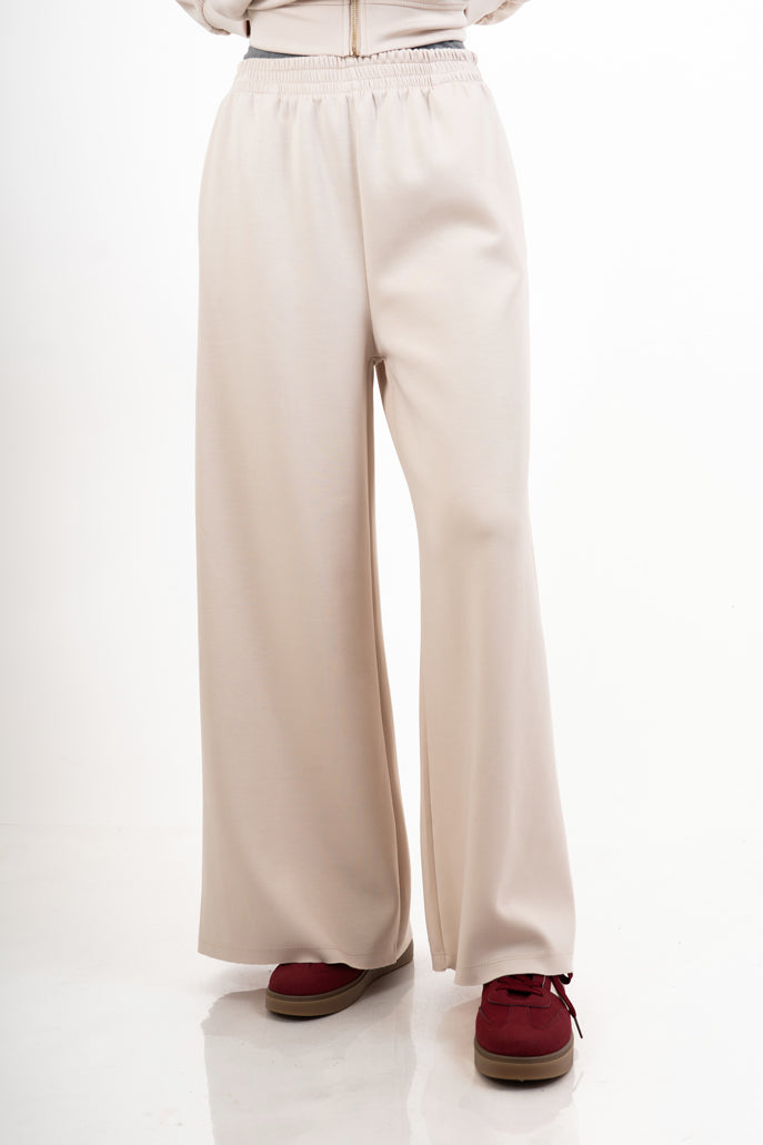 modella indossando Pantalone palazzo felpa con elastico colore