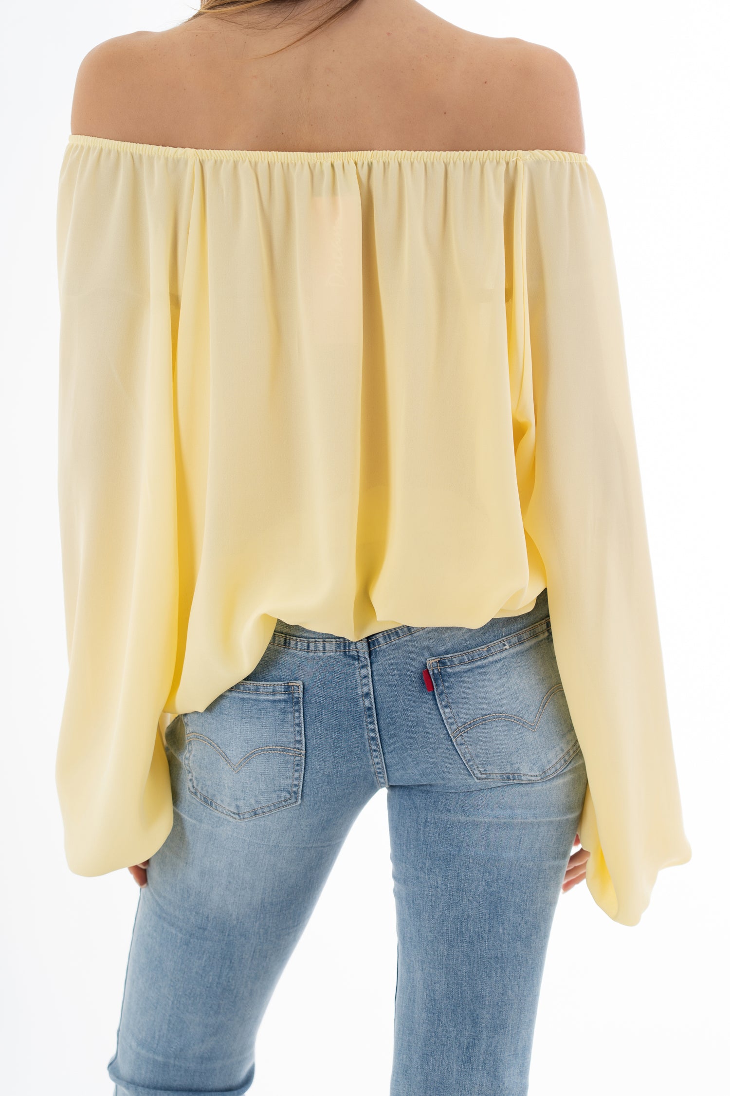 modella indossando Blusa in georgette velata con scollo elasticizzato e manica ampia sblusata colore
